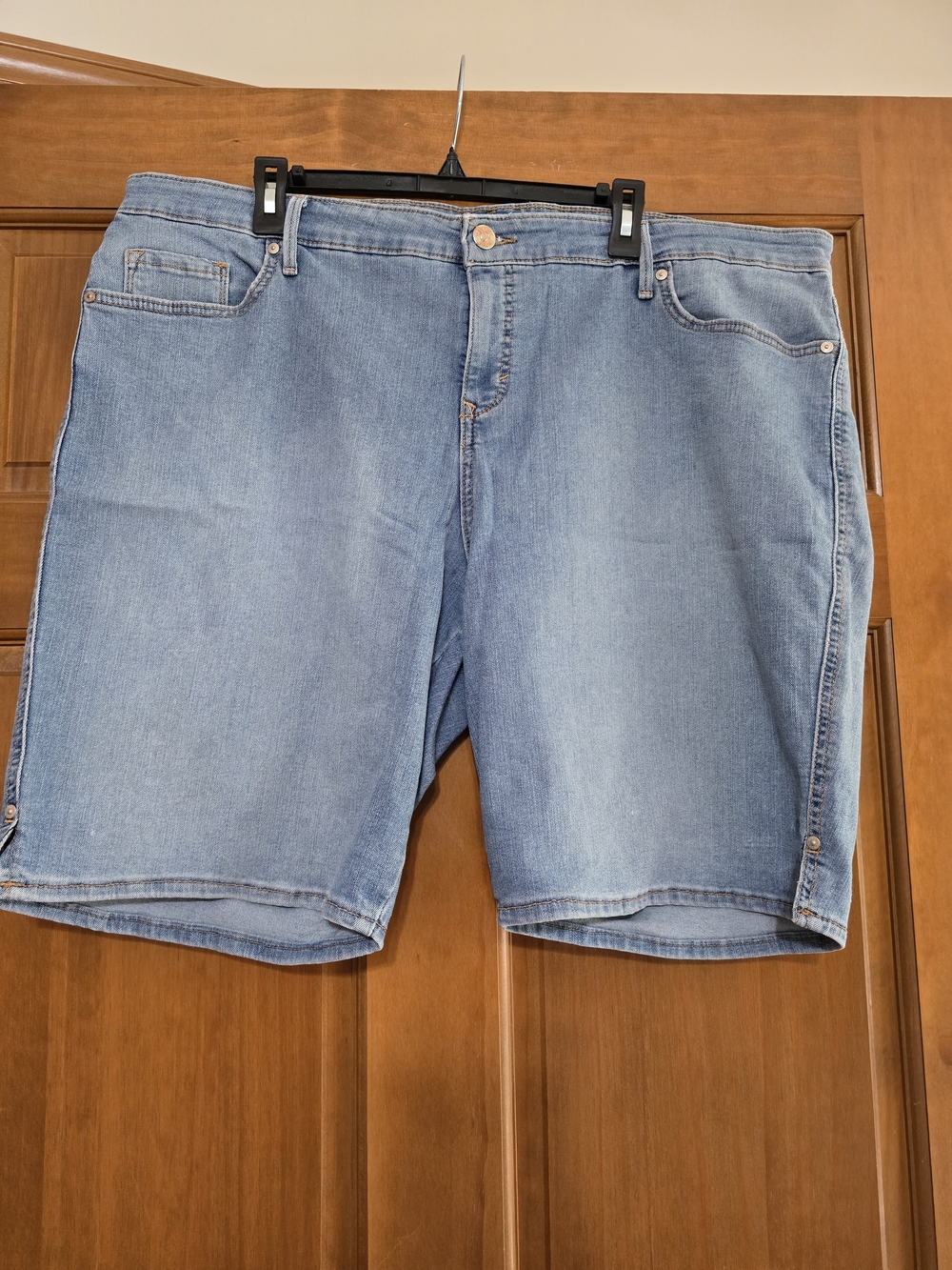 Gloria Vanderbilt Light Blue Denim Bermudas 20W